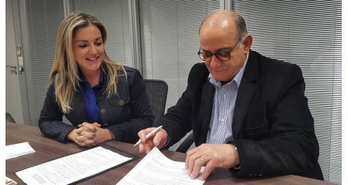 A Ana Amaral assina contrato de captação de recursos para o Grêmio Foot-Ball Porto Alegrense